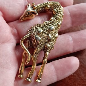 Premier Designs Shiny Ladies Gold Tone Giraffe Brooch, Giraffe Lover Gift