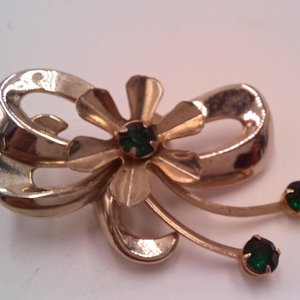 Vintage Retro Gold Tone and Green Crystal Brooch and Earrings Jewelry Set