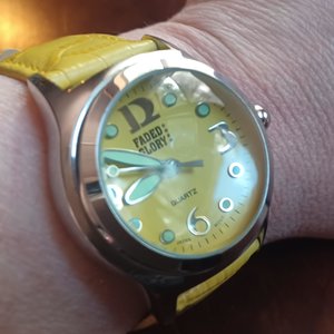 Faded Glory Ladies Yellow Bubble Quartz Wrist Watch-Easy to Read Face, New Battery