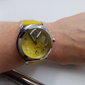 Faded Glory Ladies Yellow Bubble Quartz Wrist Watch-Easy to Read Face, New Battery