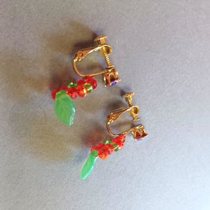 Vintage Summertime Green Leaves and Pink Flowers Glass Beads, Necklace, Stretch Bracelet and Screw Back Earrings Jewelry Set