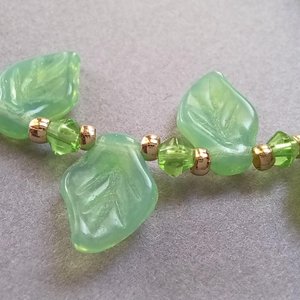 Vintage Summertime Green Leaves and Pink Flowers Glass Beads, Necklace, Stretch Bracelet and Screw Back Earrings Jewelry Set