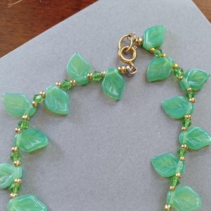 Vintage Summertime Green Leaves and Pink Flowers Glass Beads, Necklace, Stretch Bracelet and Screw Back Earrings Jewelry Set