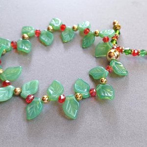 Vintage Summertime Green Leaves and Pink Flowers Glass Beads, Necklace, Stretch Bracelet and Screw Back Earrings Jewelry Set