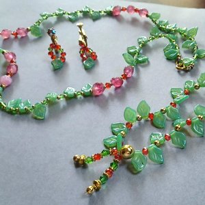 Vintage Summertime Green Leaves and Pink Flowers Glass Beads, Necklace, Stretch Bracelet and Screw Back Earrings Jewelry Set