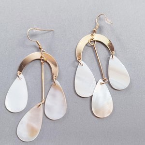 White Natural Mother of Pearl Bracelet, Necklace and Dangle Earrings Jewelry Set