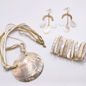 White Natural Mother of Pearl Bracelet, Necklace and Dangle Earrings Jewelry Set