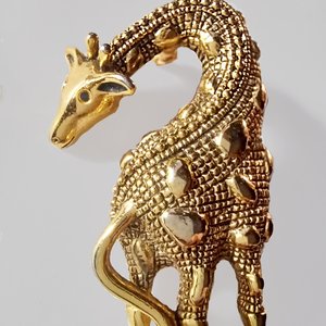 Premier Designs Shiny Ladies Gold Tone Giraffe Brooch, Giraffe Lover Gift