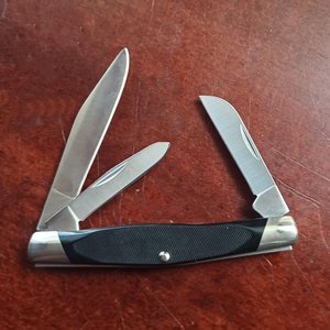 1997 Buck Cadet 303  3 Blade Pocket Knife, New in Gift Tin