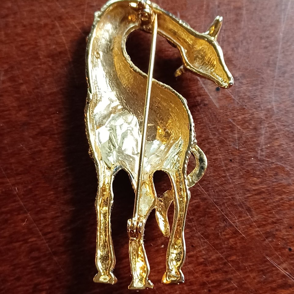 Premier Designs Shiny Ladies Gold Tone Giraffe Brooch, Giraffe Lover Gift