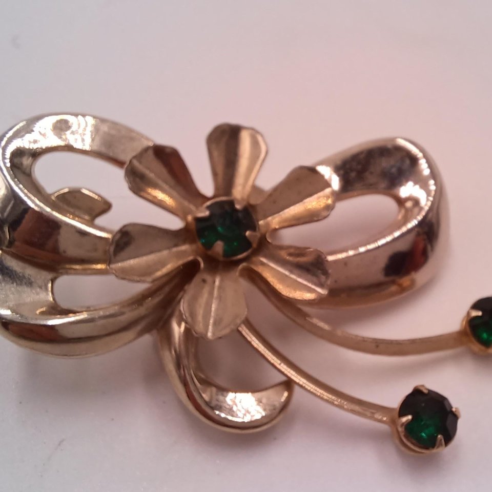 Vintage Retro Gold Tone and Green Crystal Brooch and Earrings Jewelry Set