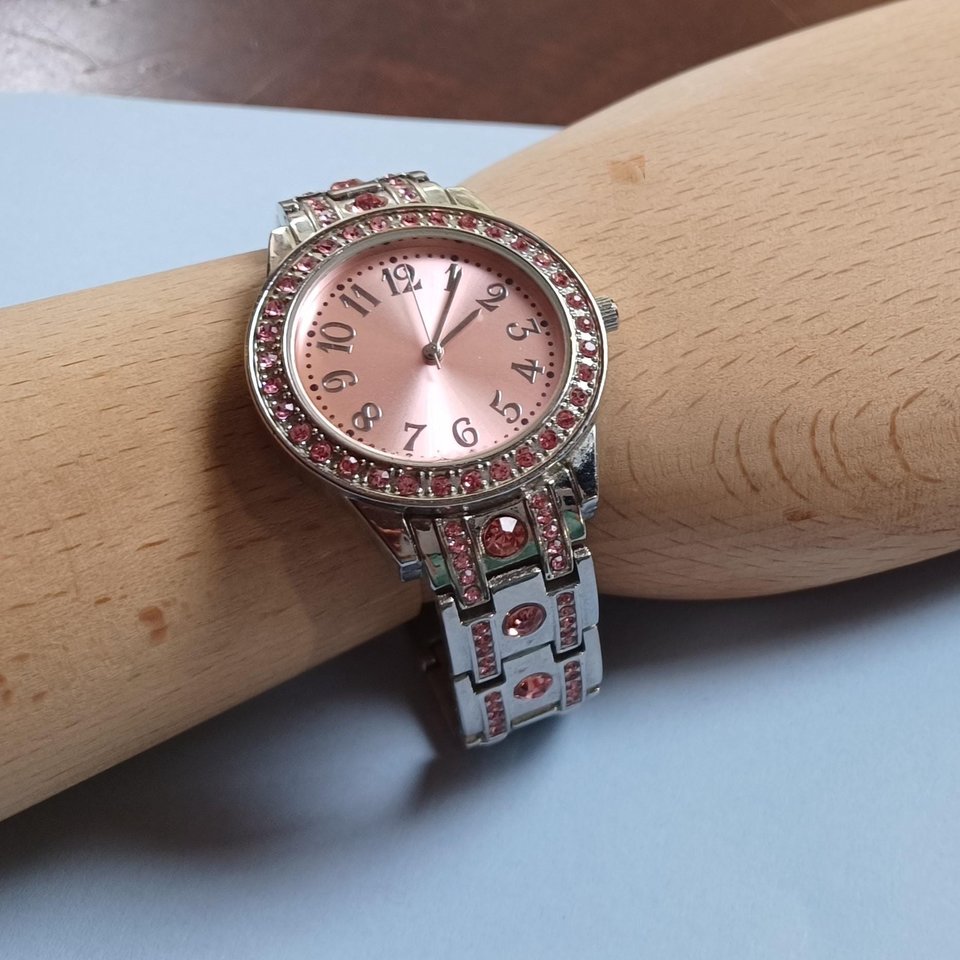 Vintage Shiny Silver Tone with Pink Rhinestones Metal link Bracelet Quartz Watch