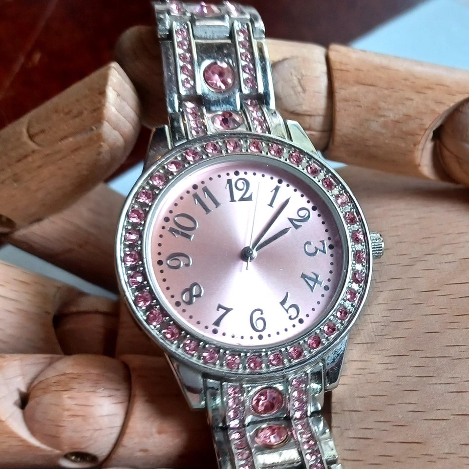 Vintage Shiny Silver Tone with Pink Rhinestones Metal link Bracelet Quartz Watch