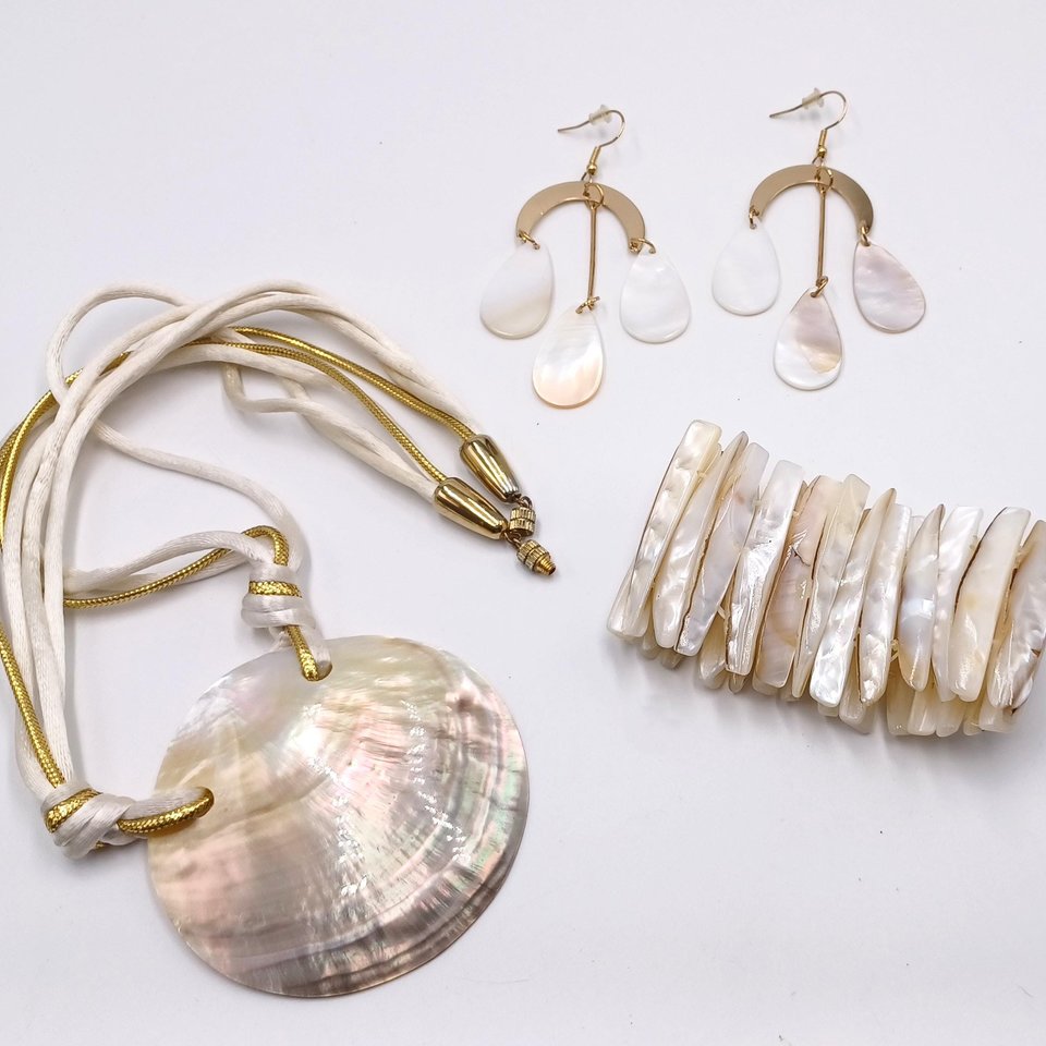 White Natural Mother of Pearl Bracelet, Necklace and Dangle Earrings Jewelry Set