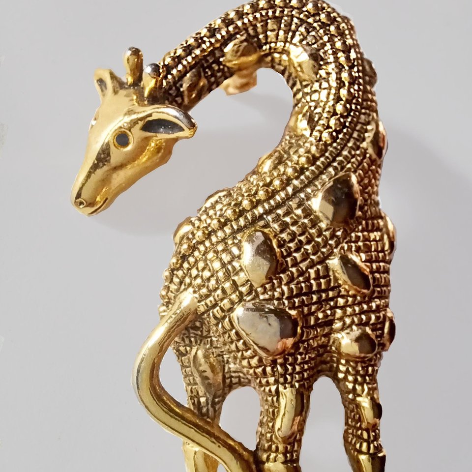 Premier Designs Shiny Ladies Gold Tone Giraffe Brooch, Giraffe Lover Gift