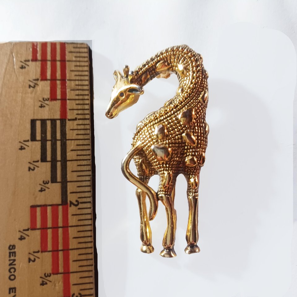 Premier Designs Shiny Ladies Gold Tone Giraffe Brooch, Giraffe Lover Gift