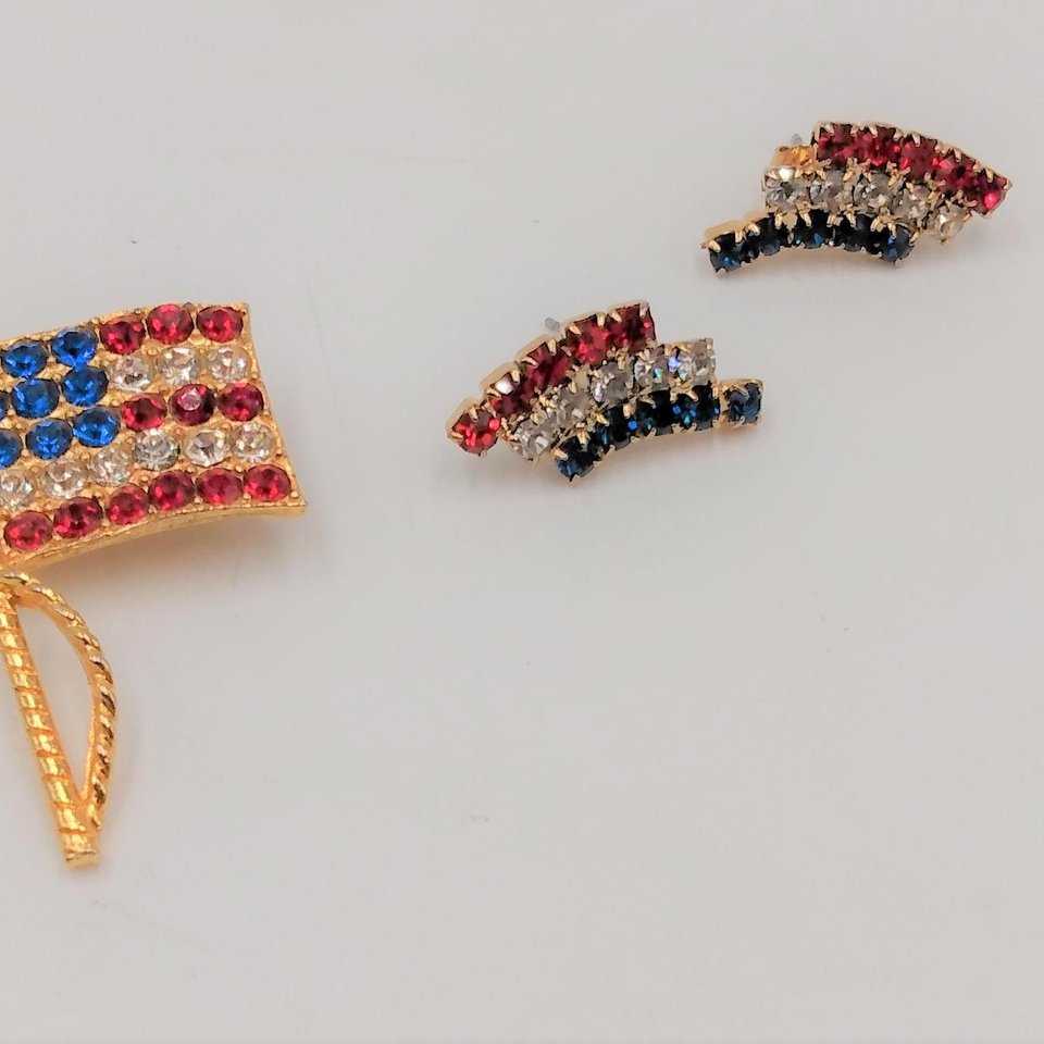 Vintage US American Flag  Gold Tone and Rhinestones Brooch